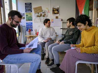 All'interno del chiosco, il cui arredo � realizzato con materiale riciclato, c�� un tavolo, alcuni scaffali e una piccola parete attrezzata dove sono collocati una raccolta di libri su temi ambientali e sociali, a libera disposizione dei frequentatori del parco 
